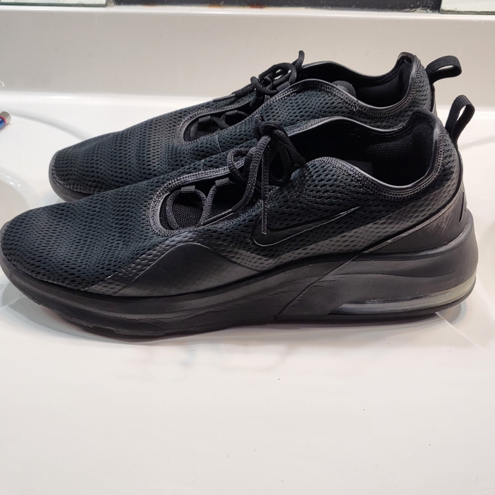 Nike Air Max Motion 2